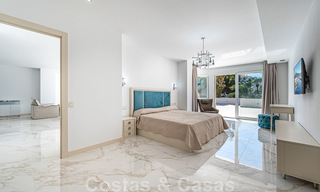 Gerenoveerd appartement te koop, met zeezicht, eerstelijnstrand complex vlak naast de jachthaven van Puerto Banus, Marbella 42230 