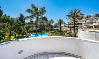 Gerenoveerd appartement te koop, met zeezicht, eerstelijnstrand complex vlak naast de jachthaven van Puerto Banus, Marbella 42231 