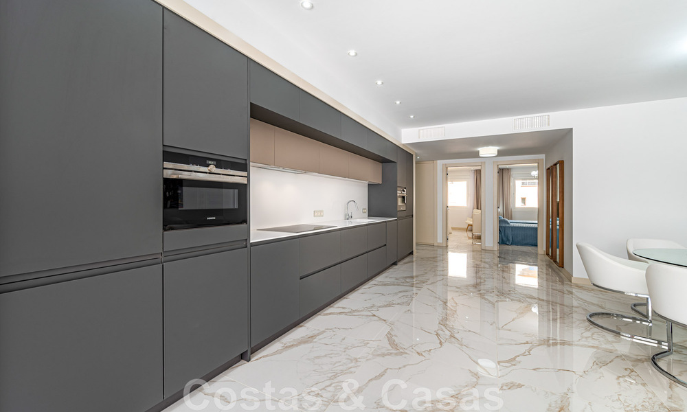 Gerenoveerd appartement te koop, met zeezicht, eerstelijnstrand complex vlak naast de jachthaven van Puerto Banus, Marbella 42233