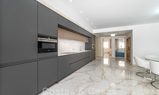 Gerenoveerd appartement te koop, met zeezicht, eerstelijnstrand complex vlak naast de jachthaven van Puerto Banus, Marbella 42233 