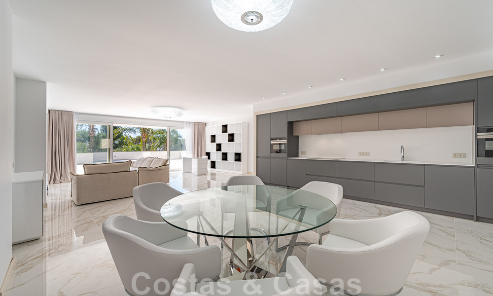 Gerenoveerd appartement te koop, met zeezicht, eerstelijnstrand complex vlak naast de jachthaven van Puerto Banus, Marbella 42235