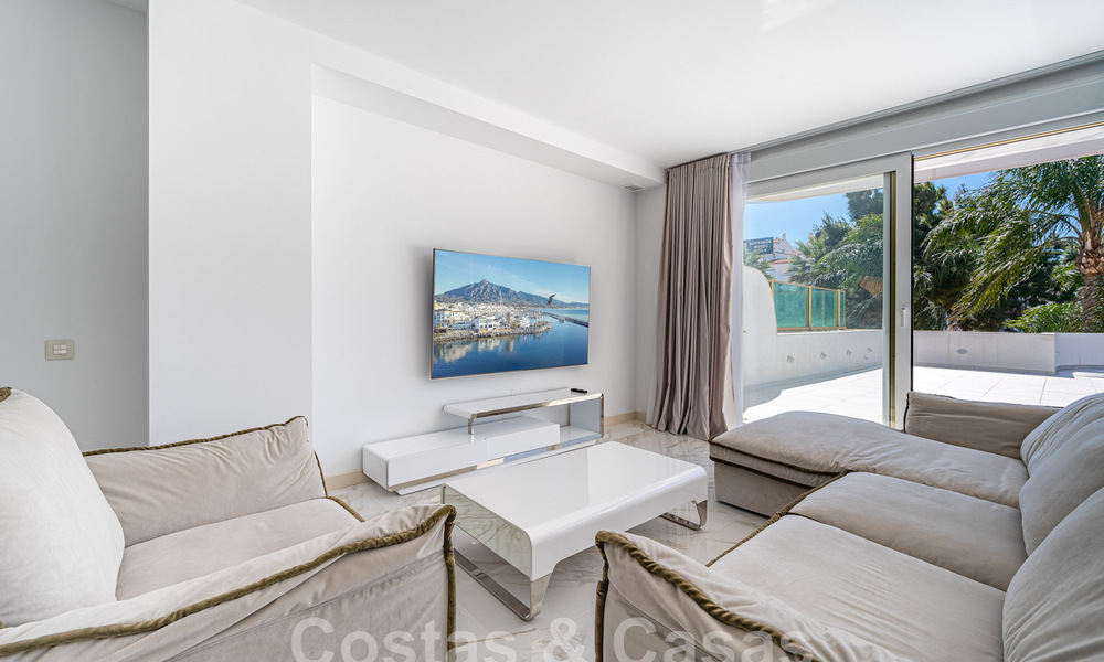 Gerenoveerd appartement te koop, met zeezicht, eerstelijnstrand complex vlak naast de jachthaven van Puerto Banus, Marbella 42237
