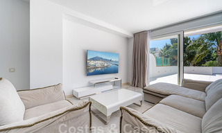 Gerenoveerd appartement te koop, met zeezicht, eerstelijnstrand complex vlak naast de jachthaven van Puerto Banus, Marbella 42237 