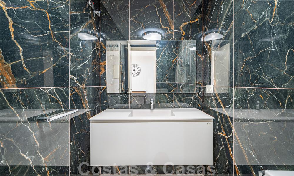 Gerenoveerd appartement te koop, met zeezicht, eerstelijnstrand complex vlak naast de jachthaven van Puerto Banus, Marbella 42238