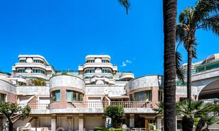 Gerenoveerd appartement te koop, met zeezicht, eerstelijnstrand complex vlak naast de jachthaven van Puerto Banus, Marbella 42240 