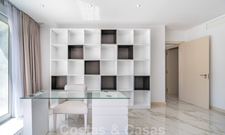 Gerenoveerd appartement te koop, met zeezicht, eerstelijnstrand complex vlak naast de jachthaven van Puerto Banus, Marbella 42241 