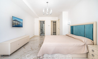 Gerenoveerd appartement te koop, met zeezicht, eerstelijnstrand complex vlak naast de jachthaven van Puerto Banus, Marbella 42243 