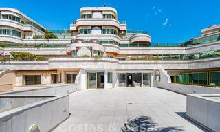 Gerenoveerd appartement te koop, met zeezicht, eerstelijnstrand complex vlak naast de jachthaven van Puerto Banus, Marbella 42244 