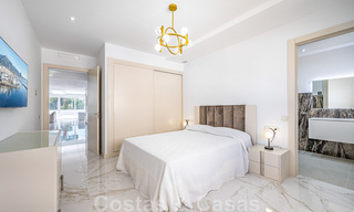 Gerenoveerd appartement te koop, met zeezicht, eerstelijnstrand complex vlak naast de jachthaven van Puerto Banus, Marbella 42246 