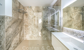 Gerenoveerd appartement te koop, met zeezicht, eerstelijnstrand complex vlak naast de jachthaven van Puerto Banus, Marbella 42250 