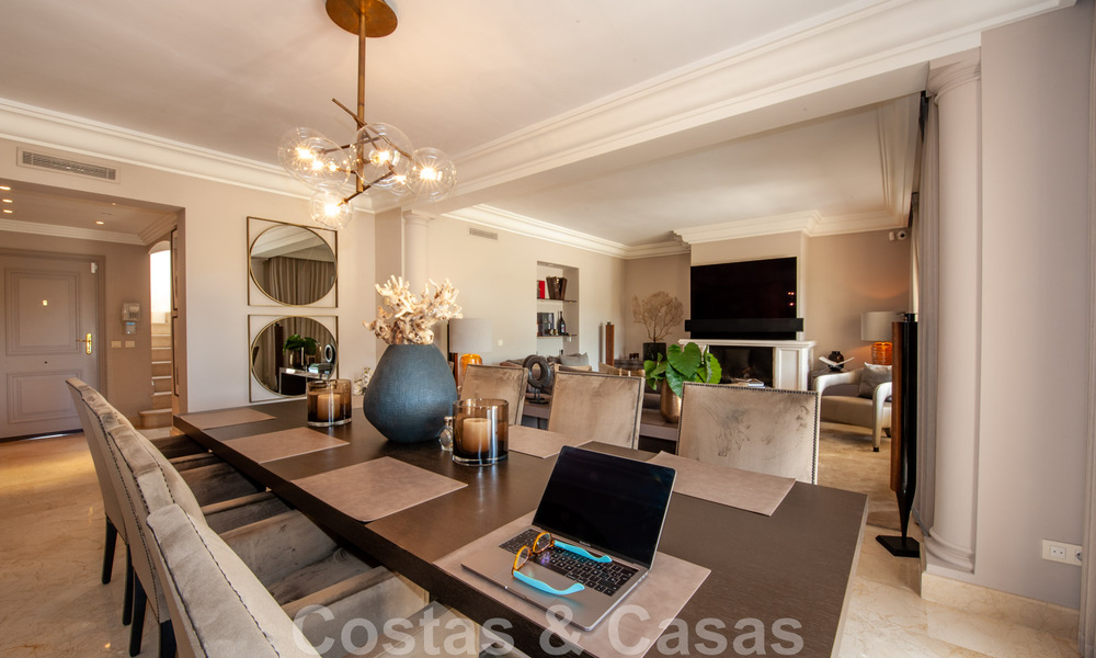 Luxe penthouse te koop in prachtig eerstelijnsgolf resort in Nueva Andalucia, Marbella 42175