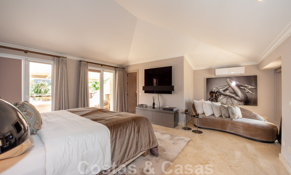 Luxe penthouse te koop in prachtig eerstelijnsgolf resort in Nueva Andalucia, Marbella 42180