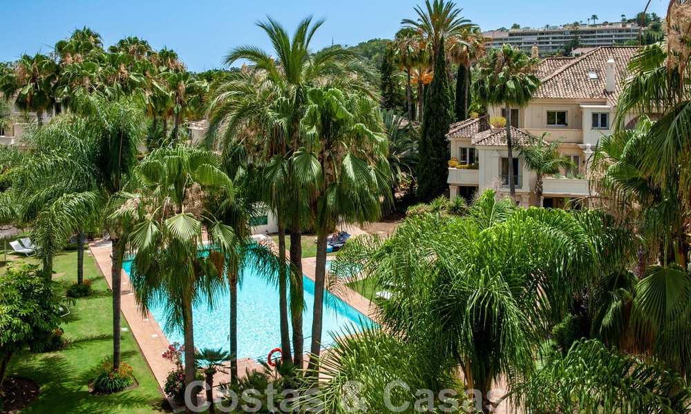 Luxe penthouse te koop in prachtig eerstelijnsgolf resort in Nueva Andalucia, Marbella 42185