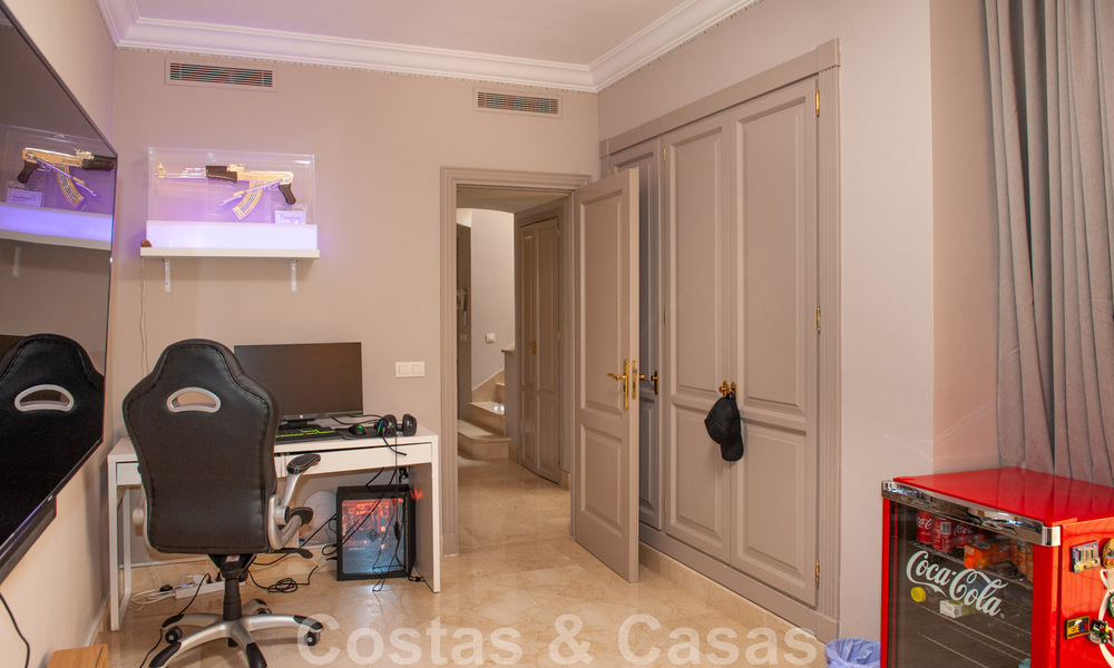 Luxe penthouse te koop in prachtig eerstelijnsgolf resort in Nueva Andalucia, Marbella 42188