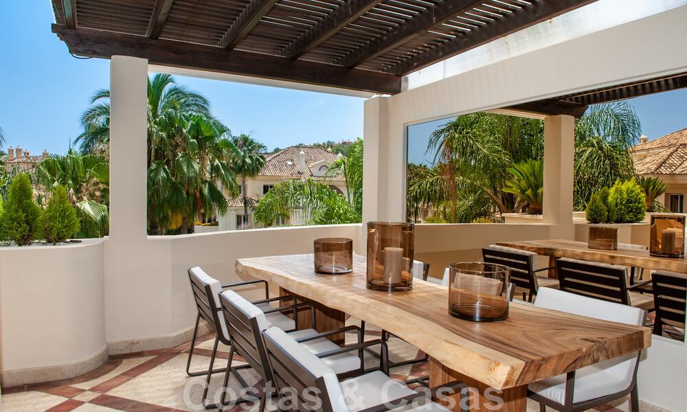 Luxe penthouse te koop in prachtig eerstelijnsgolf resort in Nueva Andalucia, Marbella 42189