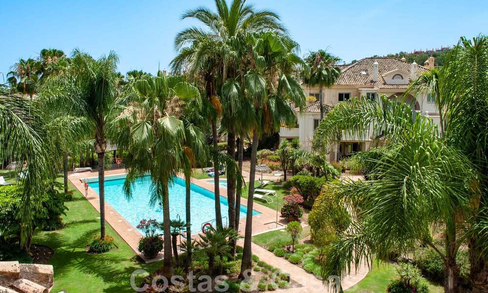 Luxe penthouse te koop in prachtig eerstelijnsgolf resort in Nueva Andalucia, Marbella 42193