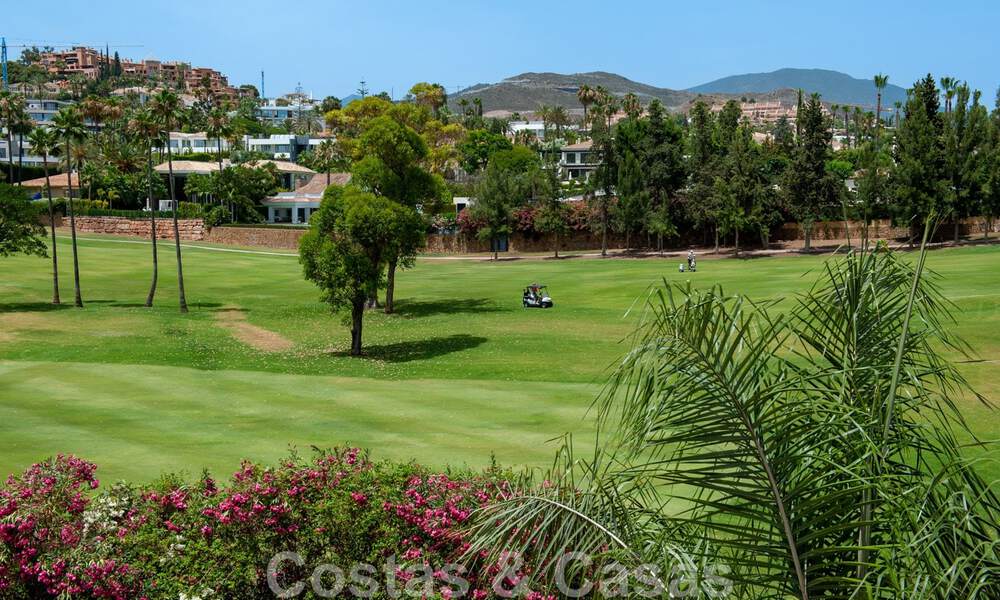 Luxe penthouse te koop in prachtig eerstelijnsgolf resort in Nueva Andalucia, Marbella 42196