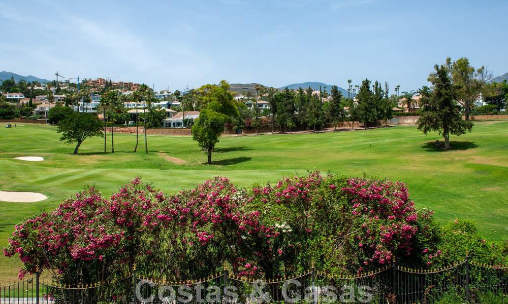 Luxe penthouse te koop in prachtig eerstelijnsgolf resort in Nueva Andalucia, Marbella 42199