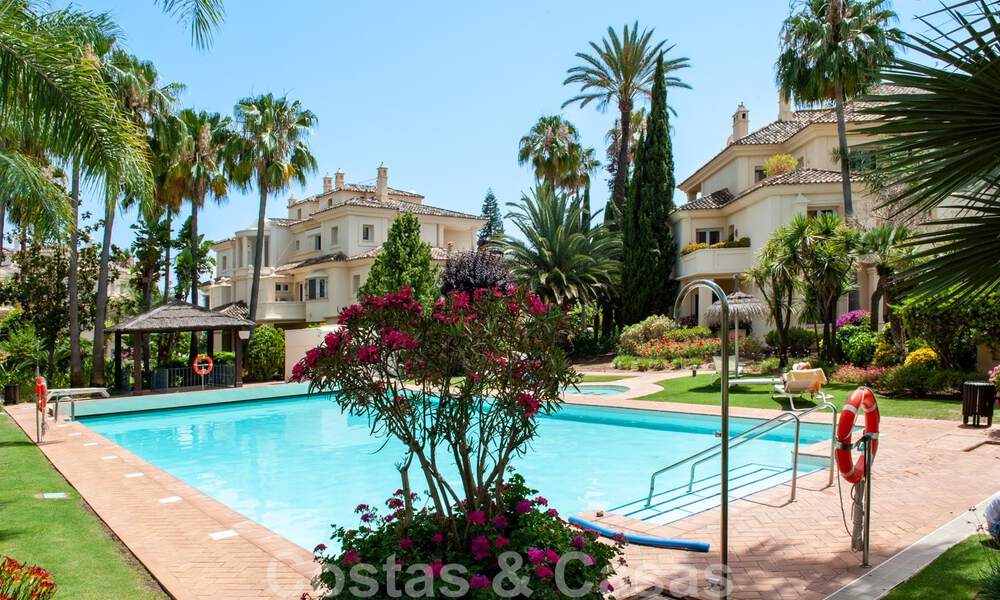 Luxe penthouse te koop in prachtig eerstelijnsgolf resort in Nueva Andalucia, Marbella 42204