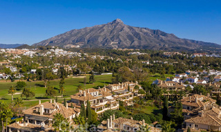 Luxe penthouse te koop in prachtig eerstelijnsgolf resort in Nueva Andalucia, Marbella 42217 