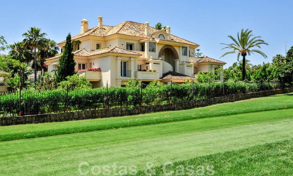 Luxe penthouse te koop in prachtig eerstelijnsgolf resort in Nueva Andalucia, Marbella 42278