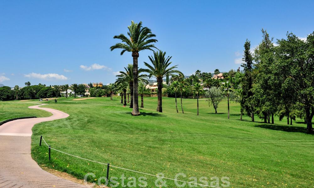 Luxe penthouse te koop in prachtig eerstelijnsgolf resort in Nueva Andalucia, Marbella 42279