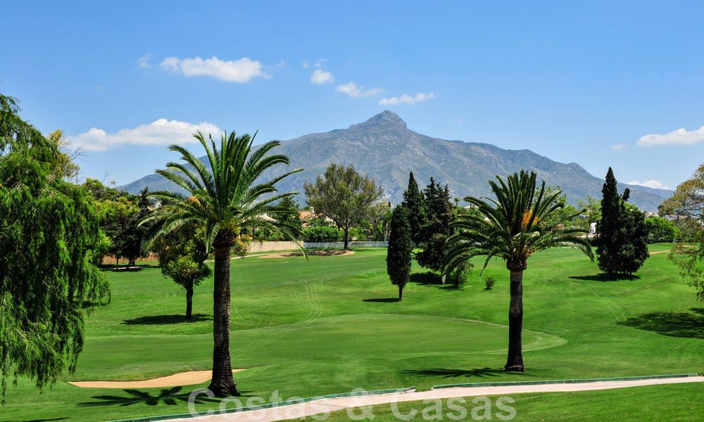 Luxe penthouse te koop in prachtig eerstelijnsgolf resort in Nueva Andalucia, Marbella 42280