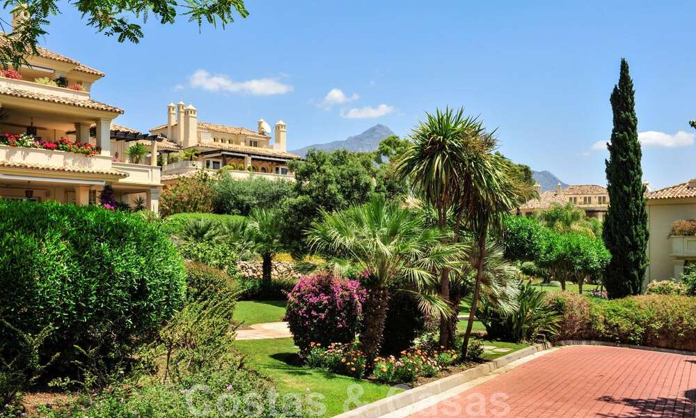 Luxe penthouse te koop in prachtig eerstelijnsgolf resort in Nueva Andalucia, Marbella 42283