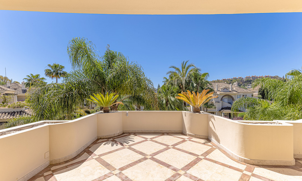 Luxe penthouse te koop in prachtig eerstelijnsgolf resort in Nueva Andalucia, Marbella 51670