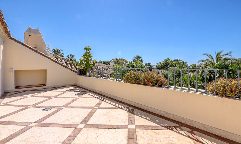 Luxe penthouse te koop in prachtig eerstelijnsgolf resort in Nueva Andalucia, Marbella 51701