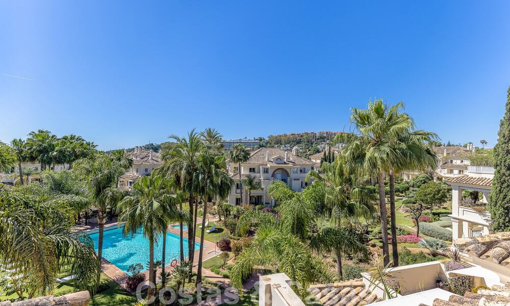 Luxe penthouse te koop in prachtig eerstelijnsgolf resort in Nueva Andalucia, Marbella 51702