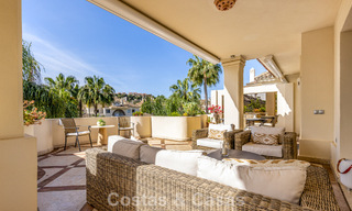 Luxe penthouse te koop in prachtig eerstelijnsgolf resort in Nueva Andalucia, Marbella 796991 