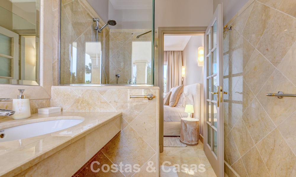Luxe penthouse te koop in prachtig eerstelijnsgolf resort in Nueva Andalucia, Marbella 796998