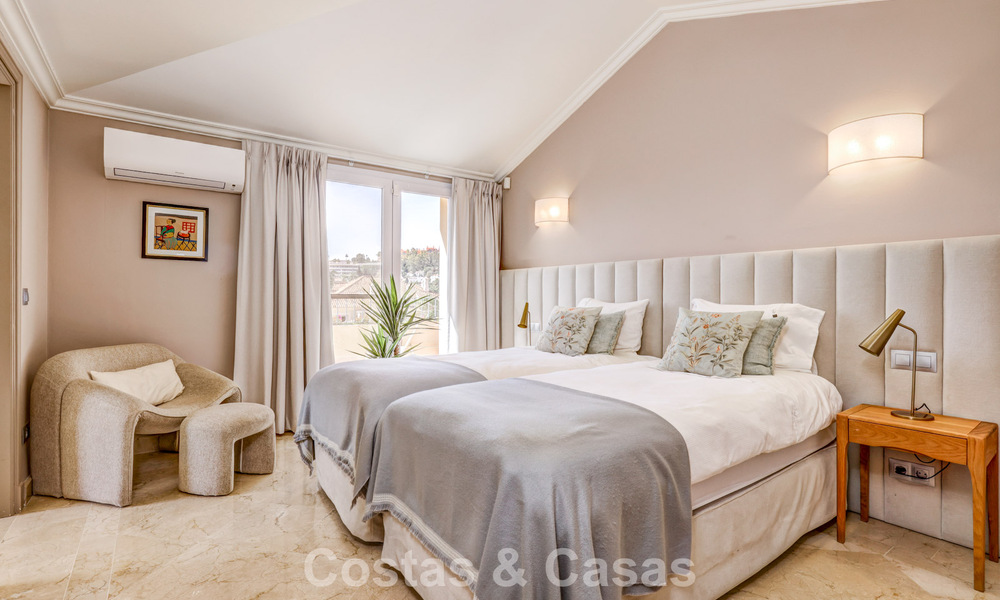 Luxe penthouse te koop in prachtig eerstelijnsgolf resort in Nueva Andalucia, Marbella 797011
