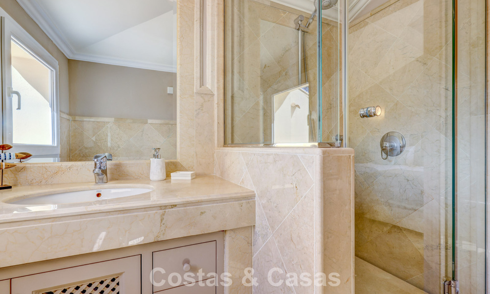 Luxe penthouse te koop in prachtig eerstelijnsgolf resort in Nueva Andalucia, Marbella 797014