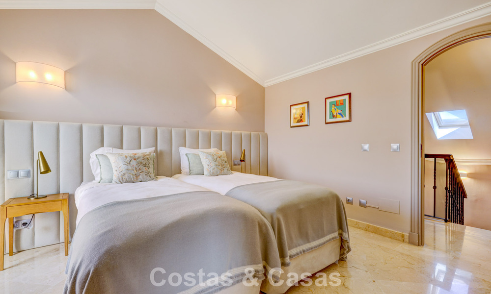 Luxe penthouse te koop in prachtig eerstelijnsgolf resort in Nueva Andalucia, Marbella 797015