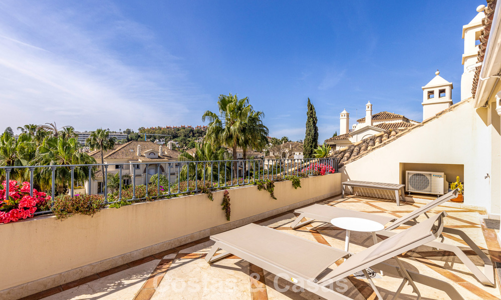 Luxe penthouse te koop in prachtig eerstelijnsgolf resort in Nueva Andalucia, Marbella 797017