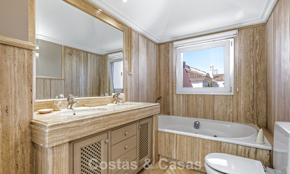 Luxe penthouse te koop in prachtig eerstelijnsgolf resort in Nueva Andalucia, Marbella 797024