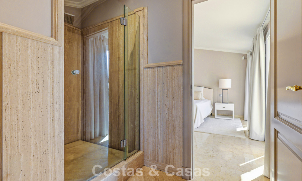 Luxe penthouse te koop in prachtig eerstelijnsgolf resort in Nueva Andalucia, Marbella 797025