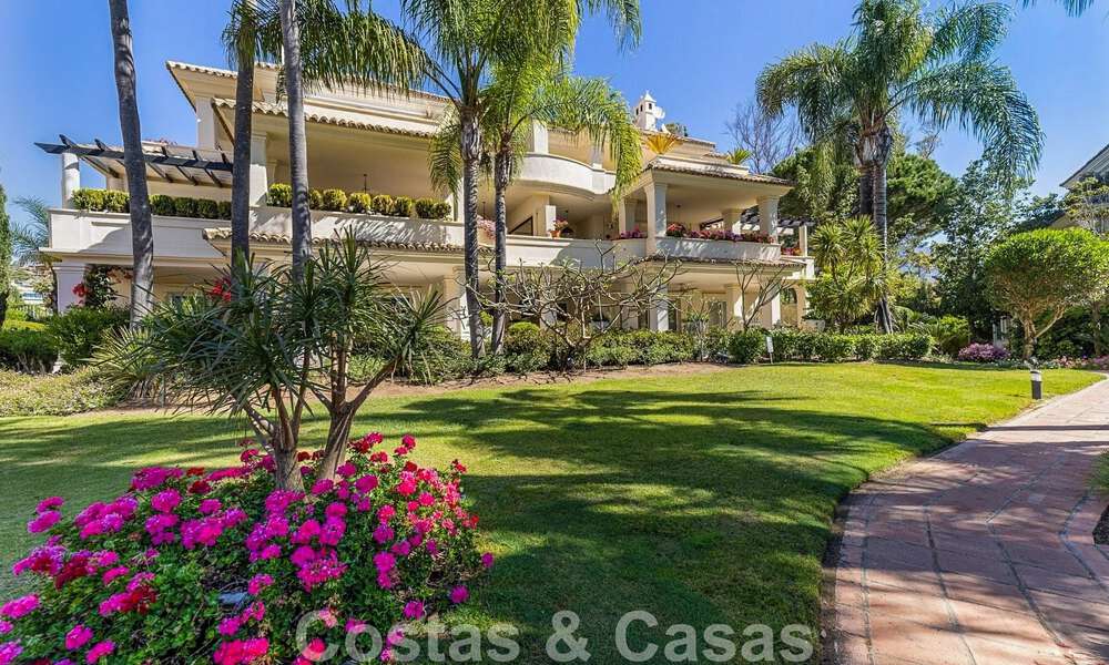 Luxe penthouse te koop in prachtig eerstelijnsgolf resort in Nueva Andalucia, Marbella 797028