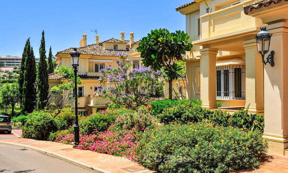 Luxe penthouse te koop in prachtig eerstelijnsgolf resort in Nueva Andalucia, Marbella 797035