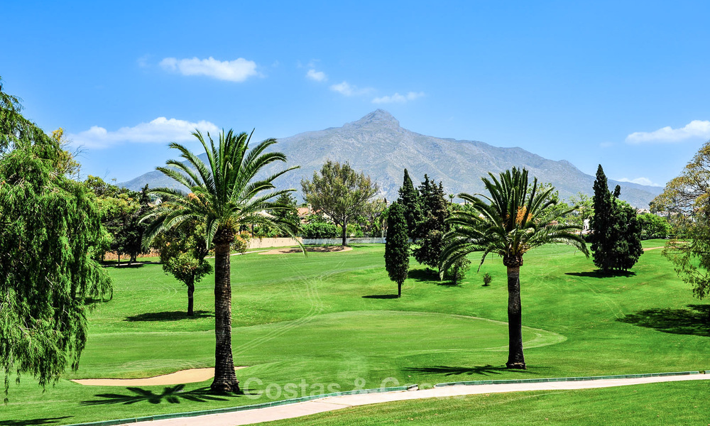 Luxe penthouse te koop in prachtig eerstelijnsgolf resort in Nueva Andalucia, Marbella 797038