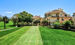Luxe penthouse te koop in prachtig eerstelijnsgolf resort in Nueva Andalucia, Marbella 797039 