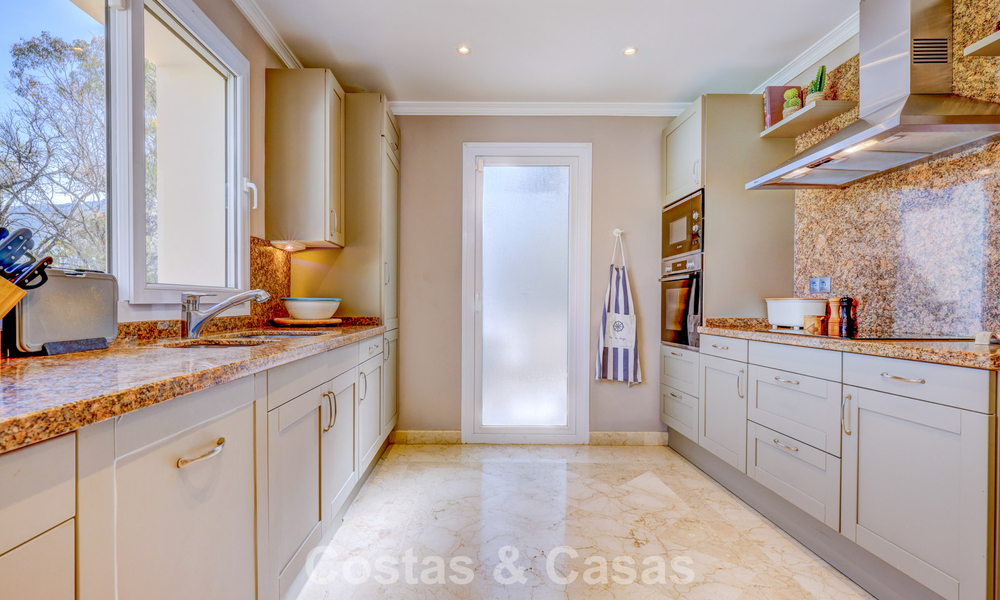 Luxe penthouse te koop in prachtig eerstelijnsgolf resort in Nueva Andalucia, Marbella 797052