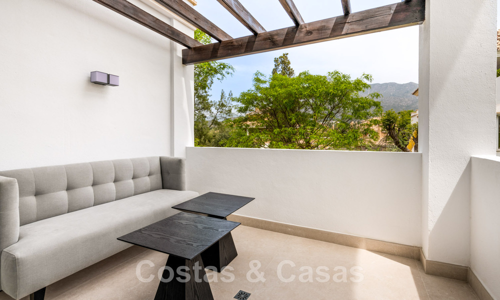 Gerenoveerd modern appartement te koop op de Golden Mile van Marbella. Instapklaar + gemeubileerd. 42313