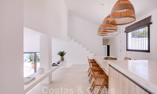 Recent gerenoveerde villa in Mediterrane stijl te koop, met zeezicht, in een hogerop gelegen en gated community in Marbella - Benahavis 42901 