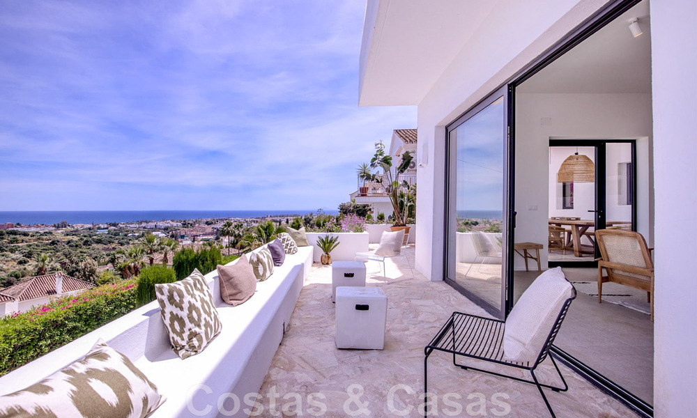 Recent gerenoveerde villa in Mediterrane stijl te koop, met zeezicht, in een hogerop gelegen en gated community in Marbella - Benahavis 42903