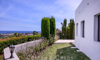 Recent gerenoveerde villa in Mediterrane stijl te koop, met zeezicht, in een hogerop gelegen en gated community in Marbella - Benahavis 45531 