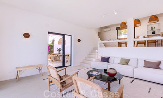 Recent gerenoveerde villa in Mediterrane stijl te koop, met zeezicht, in een hogerop gelegen en gated community in Marbella - Benahavis 45533 