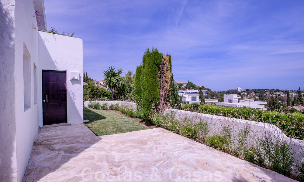 Recent gerenoveerde villa in Mediterrane stijl te koop, met zeezicht, in een hogerop gelegen en gated community in Marbella - Benahavis 45534